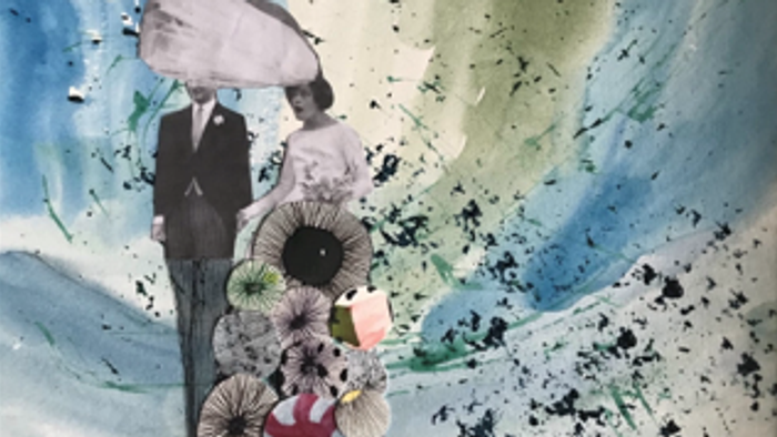 En person i en farverig snedragt holder et snowboard på en sneklædt skråning.