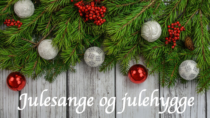 Julepynt med grønt, røde bær og pynteting, med en norsk hilsen.