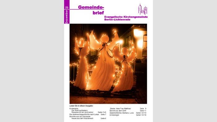 Das Bild zeigt eine Gruppe von Frauen in weißen Kledern, die in einem schwach beleuchteten Raum tanzen.