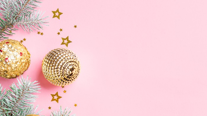 Juldekorationer på rosa baggrund