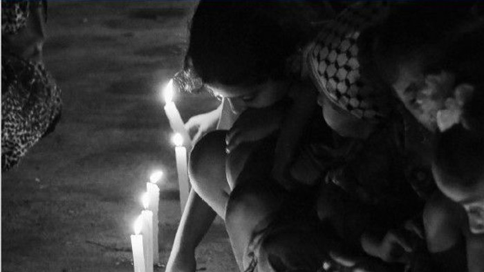 Titelseite einer Kirchenzeitschrift mit einem schwarz-weißen Bild von Menschen in einem Gottesdienst.