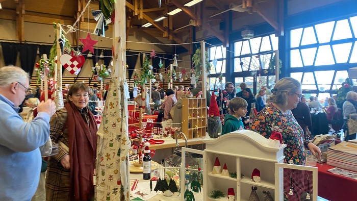 Marked med julepynt og indkøbere