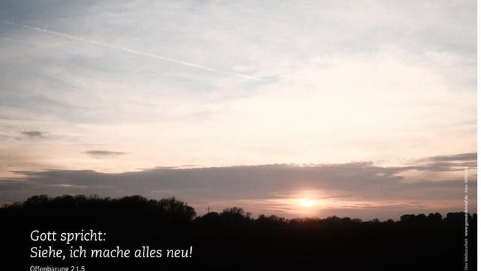 Sonnenuntergang mit Wolken, Bäume als Silhouette und ein Zitat auf Deutsch.