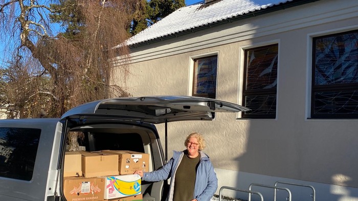 Die gesammelten Kartons vor unserer Kirche