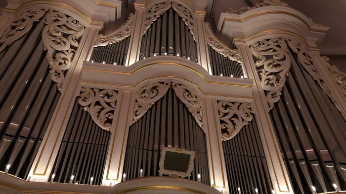Eule Orgel der Trinitatiskirche im adventlichen Kleid