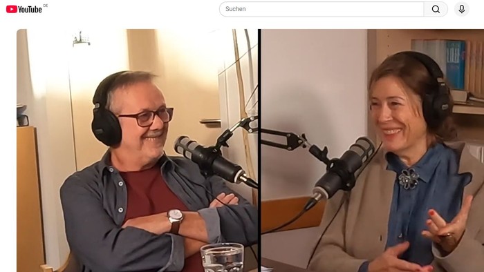 Das Foto zeigt einen Screenshot eines YouTube-Videos, in dem Harry Bertermann die Leiterin der TelefonSeelsorge Hagen-Mark, Birgit Knatz, interviewt.
