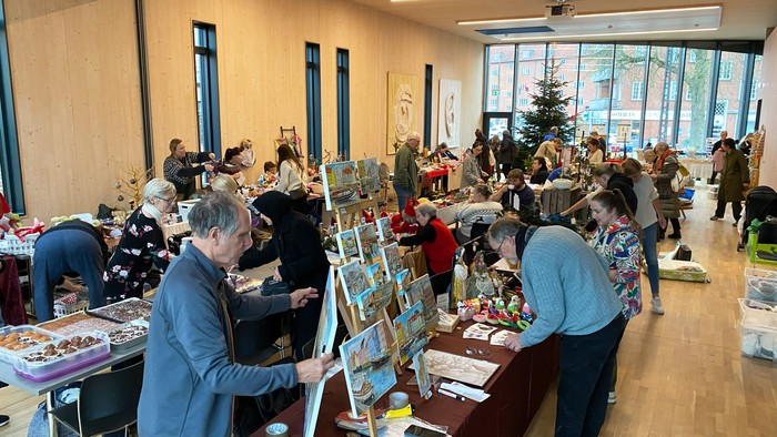 Borde med varer til julemarked