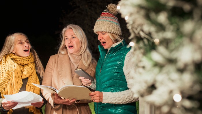 Drei singende Frauen im Freien