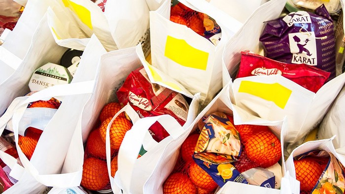 En samling pakker med citroner og chokolade.