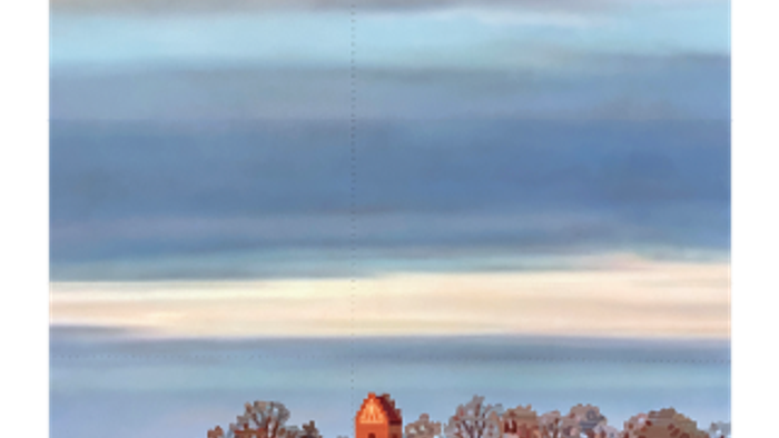 Plakat til en kunstudstilling af Kirke NYT, der viser et roligt landskab med en rød struktur og dansk tekst.