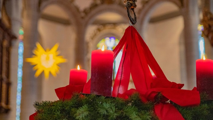 Weihnachtsdekoration mit Kerzen und Schleifen in Kirche