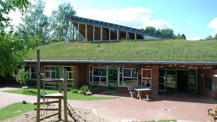 Blick auf den Kindergarten Borby, Hauptgebäude im Borbyer Pastorenweg 1,  mit Klettergerüst vor dem Haupteingang