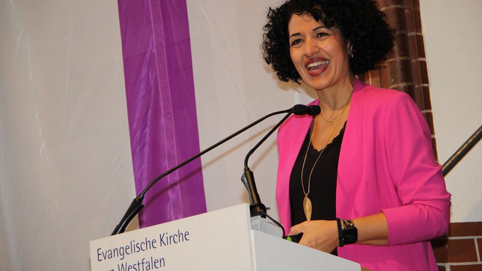 Sarah Vecera steht am Rednerpult während der Landessynode der EKvW in Bielefeld.