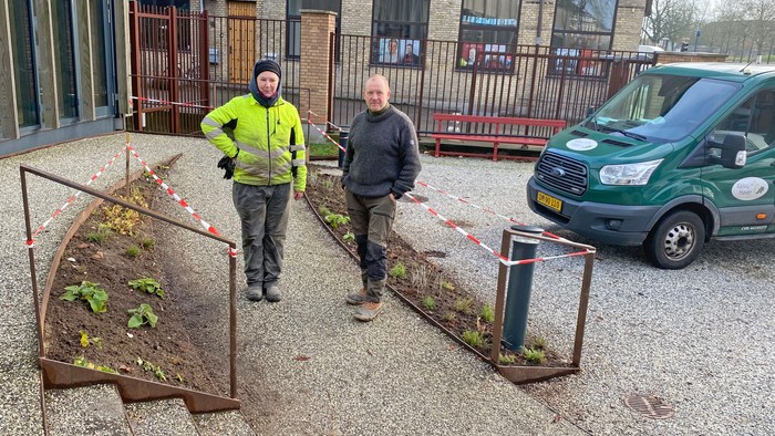 Gartnere foran nytilplantede bede