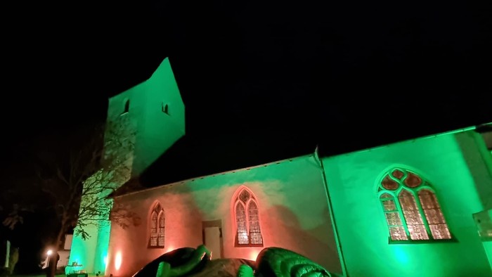 Holzhauser Kirche in grünem Licht