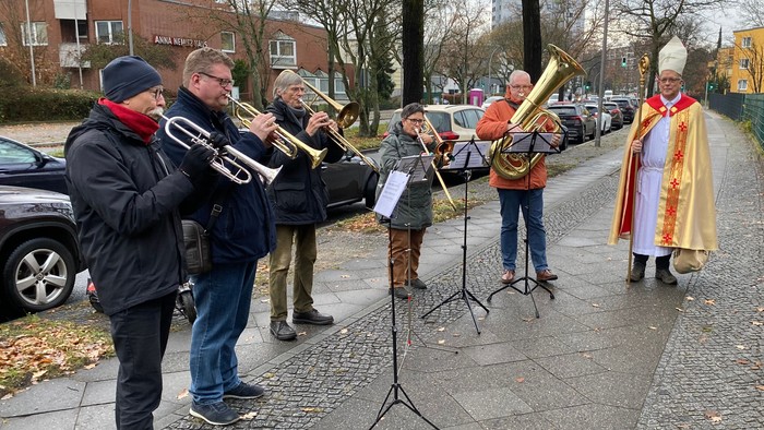 Foto des Bläserquintetts mit Nikolaus