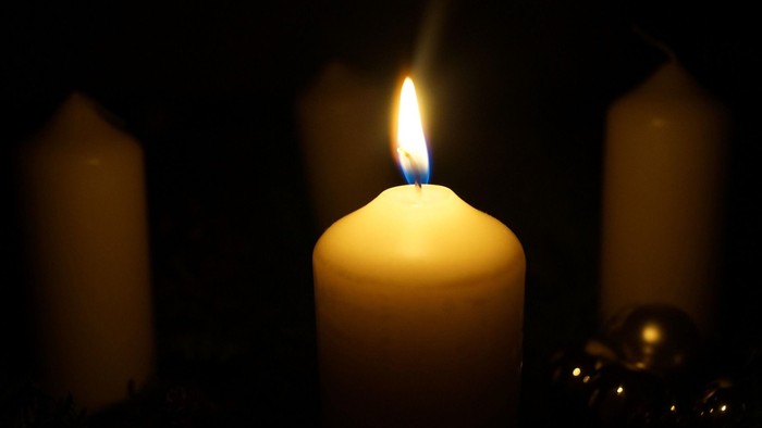 Eine von vier Adventskerzen leuchtet