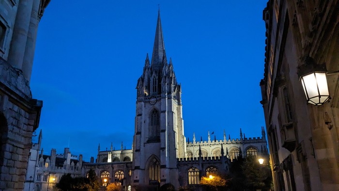 Gothische Kathedrale bei Nacht mit umgebenden Gebäuden und Straßenlaternen