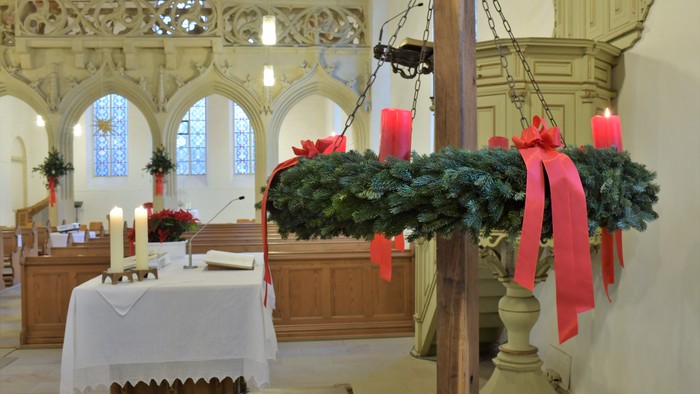 Geschmückte Kirche mit Weihnachtsdekoration und Kerzen