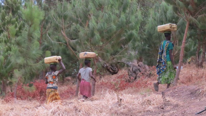 Wasser holen - tägliche Pflicht