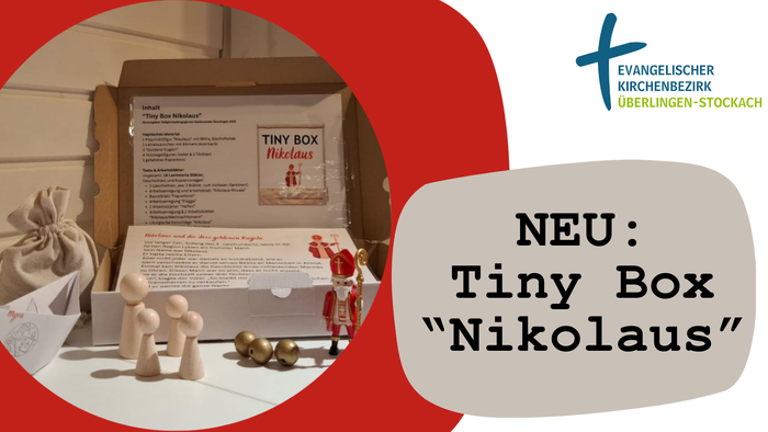 Das Bild zeigt einen *„Tiny Box Nikolaus“* des **Evangelischen Kirchenbezirks Überlingen-Stockach**, der Holzfiguren und andere Gegenstände enthält.