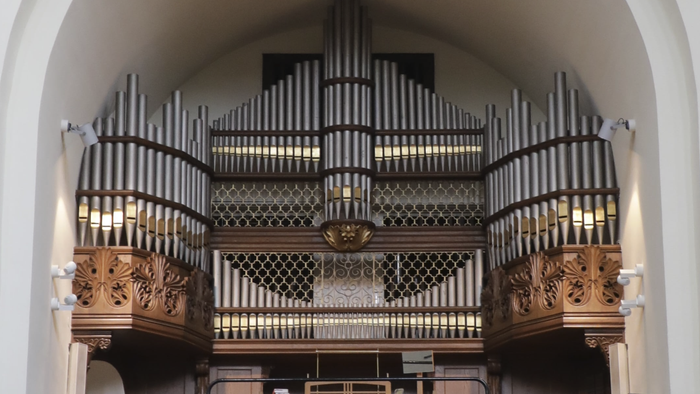 Orgel in Kirche, aufwendig gestaltet mit Holz und Metall.
