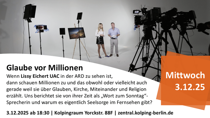 Moderatoren diskutieren ein Thema mit Kameras und Lichtern um sie herum.