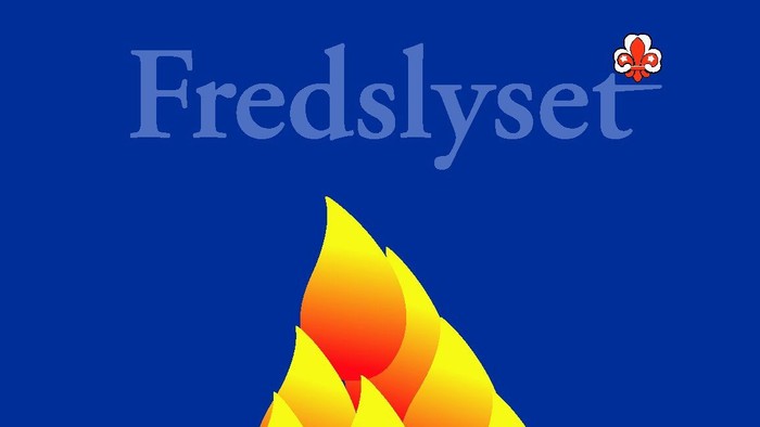 En lysende blå flamme over en hvid keramikvase