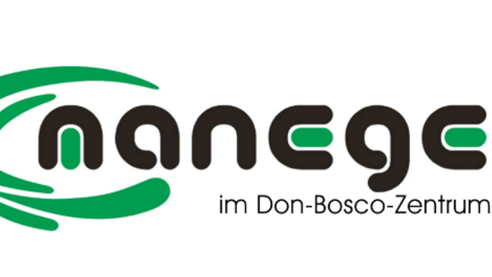 Das Bild zeigt ein Logo mit dem Wort *„Manege“* in fett gedruckten, schwarzen Buchstaben, begleitet von einem grünen, wirbelnden Design und dem darunterstehenden Text *„im Don-Bosco-Zentrum“*.