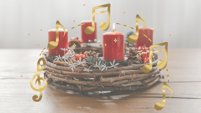 Adventskranz mit einer brennenden Kerze, davor goldene Musiknoten