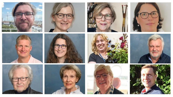 Neun Personen in einem Raster, die alle lächeln und in die Kamera blicken, mit unterschiedlichen Hintergründen.