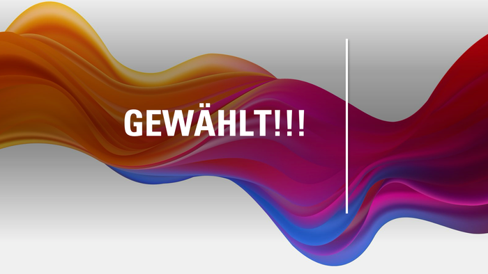 Bunter wellenförmiger Hintergrund mit „GEWÄHLT!!!“ in weißer Schrift.