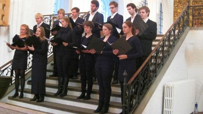 En kor sang på trappe i kirke