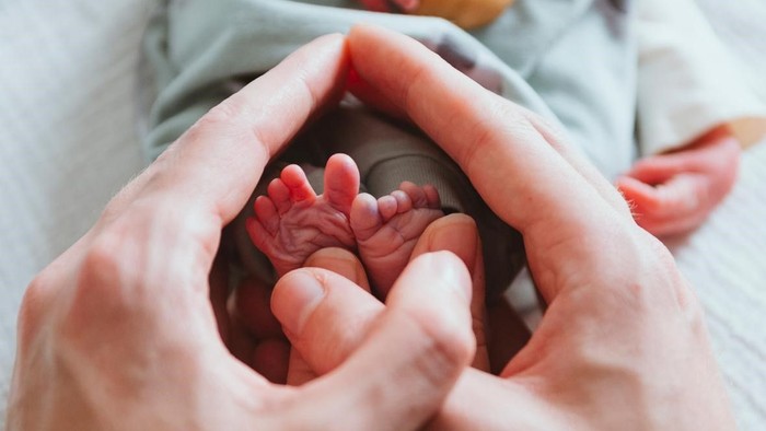 Eine Sternenfotografin, die ehrenamtlich im Einsatz ist, um für die Familien totgeborener Kinder (oder für Familien, deren Kinder kurz nach der Geburt versterben) eine besondere Erinnerung zu schaffen, hat dieses Bild von Junis‘ und seinen Eltern kurz nac