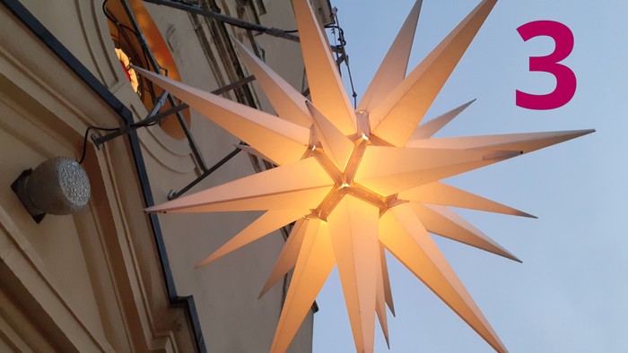 Herrnhuter Adventsstern über dem Portal der Dorfkirche Stülpe