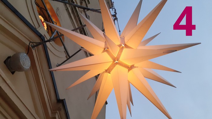 Herrnhuter Adventsstern über dem Portal der Dorfkirche Stülpe