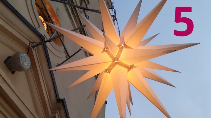 Herrnhuter Stern über dem Portal der Dorfkirche Stülpe.