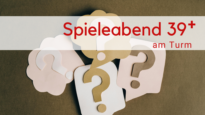 4 Fragezeichen aus Papier liegen auf einem braunen Hintergrund. Der Titel Spieleabennd 39+ ist als Banner drüber gelegt