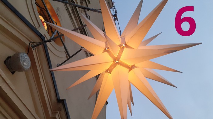 Herrnhuter Stern über dem Portal der Dorfkirche Stülpe