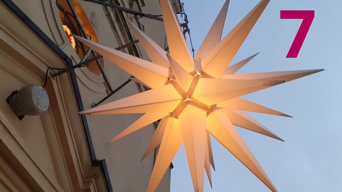 Herrnhuter Stern über dem Portal der Dorfkirche Stülpe