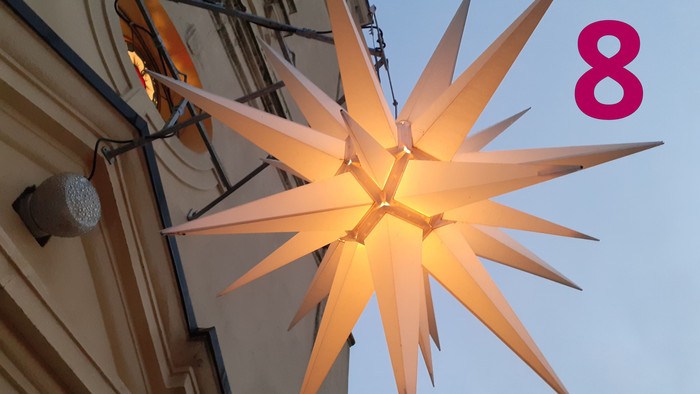 Herrnhuter Adventsstern an der Dorfkirche Stülpe.