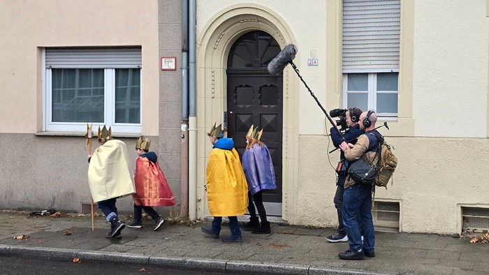 Menschen, die die Straße mit Besen und Schaufeln reinigen.