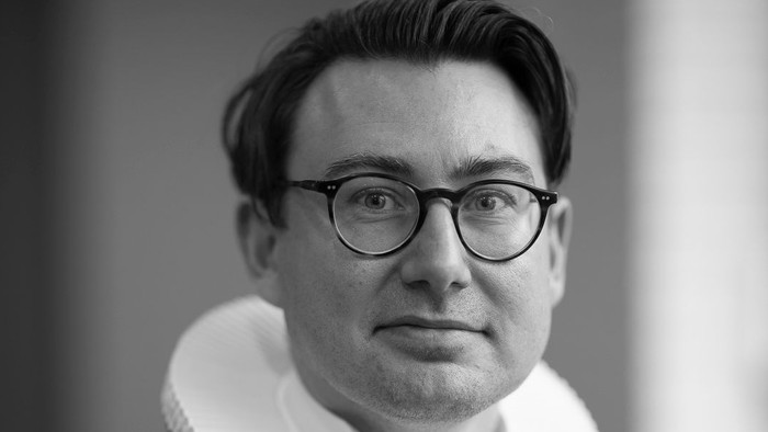 Mand med briller og hvid krage.