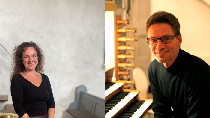 To personer, den ene spiller klaver, den anden står ved siden af.