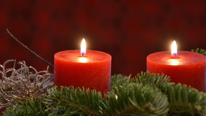 Zwei Kerzen auf einem Adventskranz