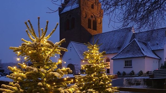 Julestærner i sne og lys.