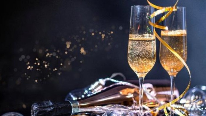 2 glas med champagne på bord med nytårspynt