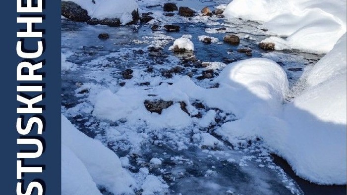 Verschneite Landschaft mit Bäumen, Text auf Deutsch
