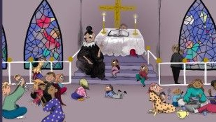 En kirkeinterior med alter, glasmalerier og en præst ved alteret.