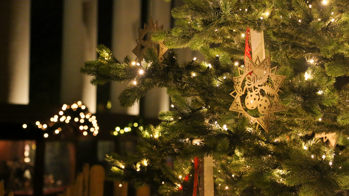 Ein geschmückter Weihnachtsbaum mit Lichtern und Dekorationen.